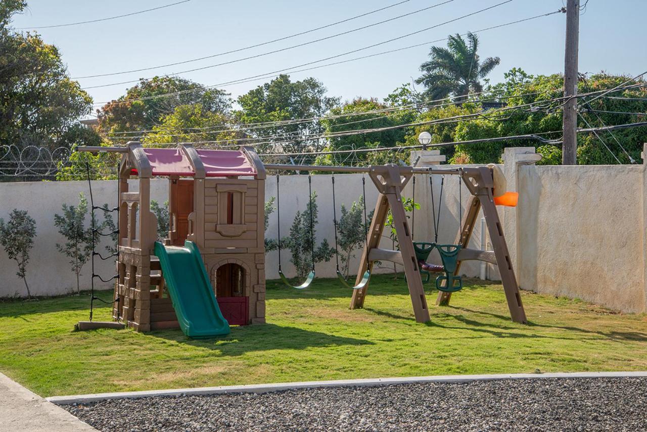 Family Complex Beside Beach W/Pool Montego Bay #1 Екстер'єр фото