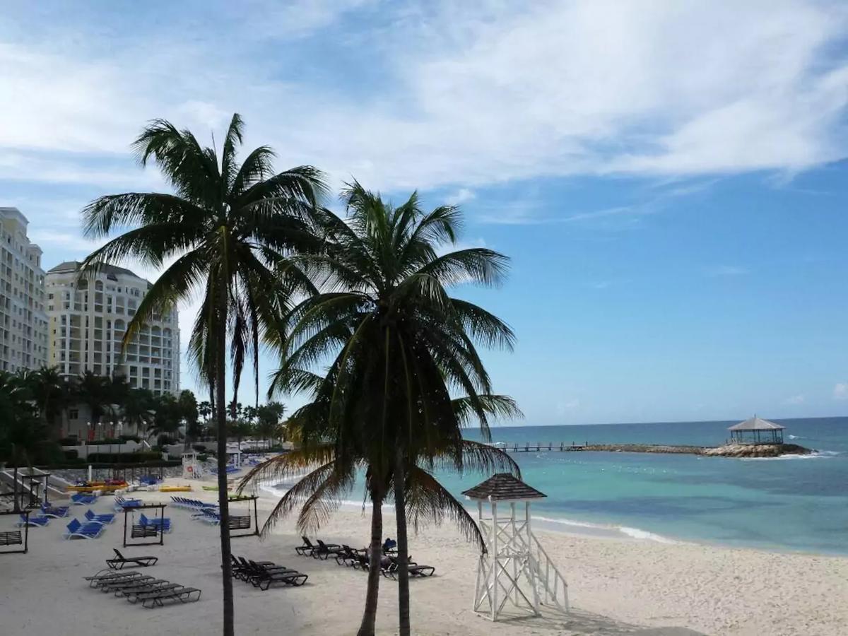 Family Complex Beside Beach W/Pool Montego Bay #1 Екстер'єр фото