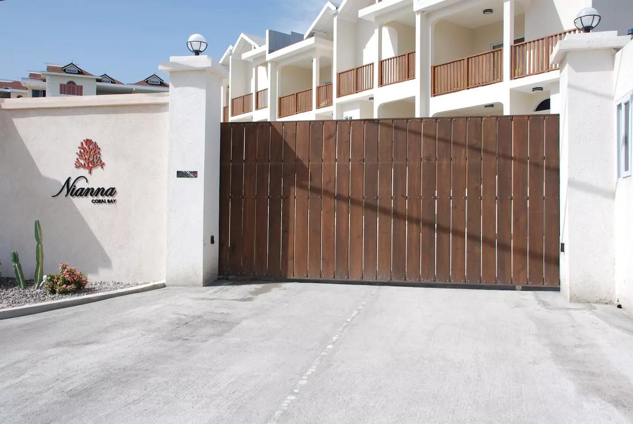 Family Complex Beside Beach W/Pool Montego Bay #1 Екстер'єр фото